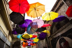 Psicología del color: paraguas de distintos colores